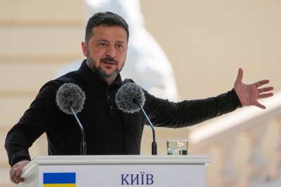 Украинският президент Володимир Зеленски ще посети днес Великобритания Зеленски е