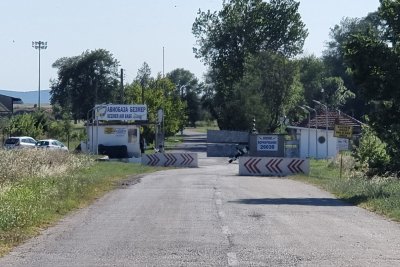 Първият от очакваните до 8 американски самолета цистерни кацна в базата в "Безмер"