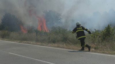 Гасенето на пожара на АМ &bdquo;Тракия&ldquo; продължава, но огънят е локализиран