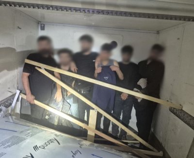 Задържаха 8 мигранти, укрити в тайник на микробус на българо-гръцката граница
