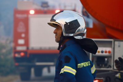 Мащабни пожари в Гърция и Турция: Евакуирани селища и унищожени домове