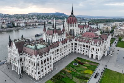 Заради жегата: Будапеща изгася осветлението на историческите си забележителности, за да пести енергия