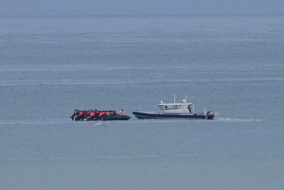 Близо 160 мигранти бяха спасени от подпалила се лодка в Ламанша