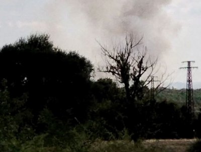 Пожар до първомайския квартал &bdquo;Дебър&ldquo;, няма опасност за населението