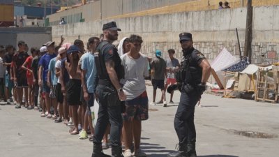 1100 непридружени младежи остават в Сеута: Загиналите при нахлуването от Мароко са поне 100
