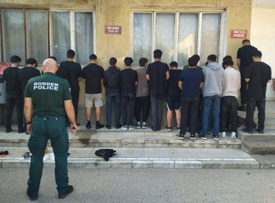 Български и румънски гранични полицаи задържаха камион с незаконни мигранти край Видин