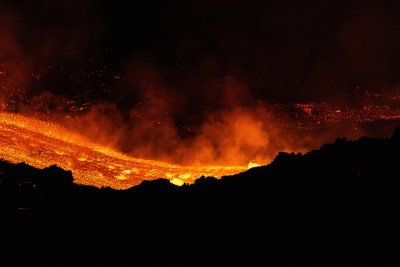Летището в Катания остава затворено заради изригването на вулкана Етна