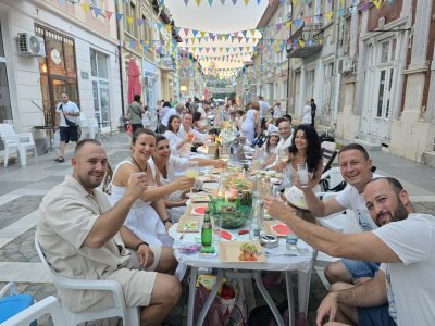 Улица &bdquo;Търговска&ldquo; във Враца събра жители и гости на града на първия празник &bdquo;Общата маса&ldquo;