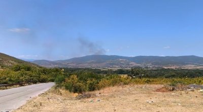 Голям пожар затвори Подбалканския път край Сливен, спират и влаковете (ВИДЕО)