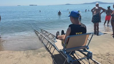 Монтираха рампа за хора с увреждания на плажа в Бургас