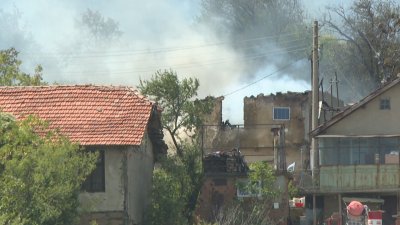 Пожарът край Бобошево е потушен &ndash; в борбата с огъня се включиха и десетки доброволци