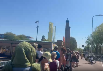 Под жарките лъчи: Стотици се редят на опашка в Хага за очила за слънчевото затъмнение