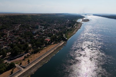 Нов спад на река Дунав, кораб заседна край Лом