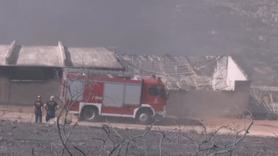 Пожар близо до Атина: Полицията евакуира хора от района на Куварас