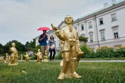 Кражбата на 210 миниатюрни статуетки на Моцарт помрачи изложба в родния му град в Австрия