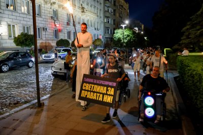 Факелно шествие на хора с увреждания се проведе в София