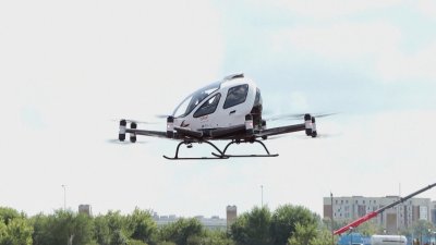 Въздушно такси: В Казахстан тестват безпилотен електрически хеликоптер с човек на борда