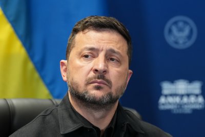 Зеленски под натиск у дома: Призив за избори и разследване за пране на пари