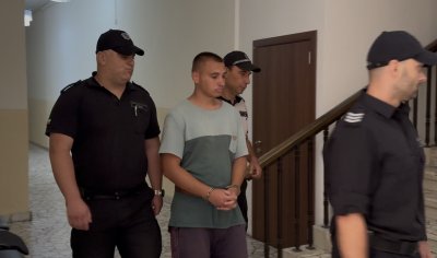 Оставиха в ареста 22-годишния шофьор, превозвал 35 мигранти в микробус