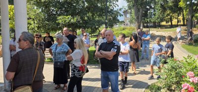 Минералната вода в Добринище: Една чаша вода и много сламки в нея