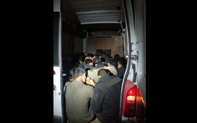Гранични полицаи задържаха микробус с незаконни мигранти в Странджа