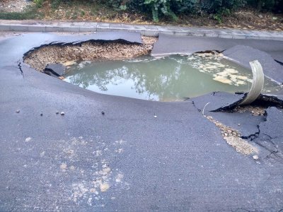 ВиК авария скъса тръба и разруши улица във варненския квартал "Бриз"
