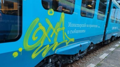 Нов електрически влак на БДЖ беше надраскан с графити дни след пускането му в движение