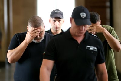Съдът остави в ареста бащата и сина, обвинени за разпространение на психотропни лекарства