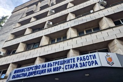 Мъж на 53 години е задържан за нападение над полицейски служител в село Дъбово