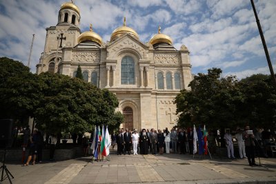 В Деня на Варна: Огромна опашка от миряни за чудотворната икона на "Богородица Хавайска"