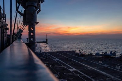 Американският самолетоносач "Джордж Вашингтон" пристигна в Арабско море