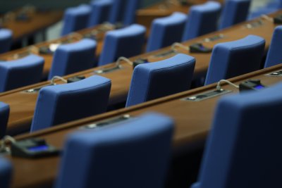 Парламентът се събира извънредно
