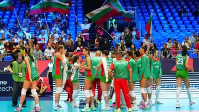 България възкръсна от 0:2 и е на крачка от осминафиналите на Евроволей