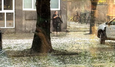 Силна лятна буря и градушка в София