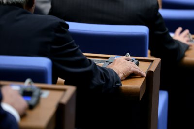 Извънредно заседание на парламента: Депутатите приеха Закона за държавния служител