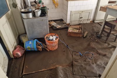 "Заварихме тиня една педя": До 4000 евро помощ могат да получат засегнатите от наводнението в Батак и Пещера
