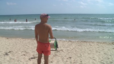 Герой на плажа: млад спасител спаси над 10 души