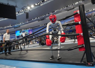 За първи път състезание по вдигане на тежести за хуманоидни роботи в Пекин