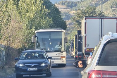 Паднали камъни в Кресненското дефиле: Две жени пострадаха, движението е в едната лента
