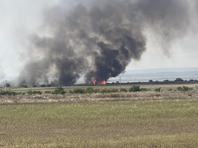 Пожарът край Бургас застраши предприятия и природния резерват