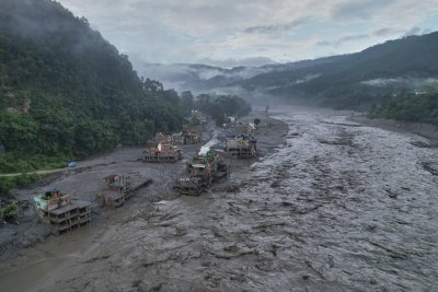 Хладнокръвие по време на бедствие: Училищен директор спаси 900 ученици в Непал