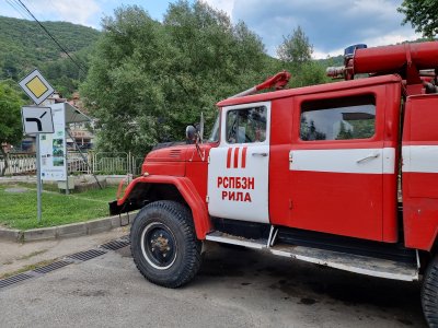 Пожарът над Рилския манастир: Над 3 тона вода бяха излети от дрон