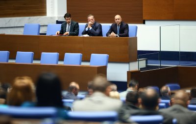 НА ЖИВО: Изслушват премиера Румен Радев в Народно събрание