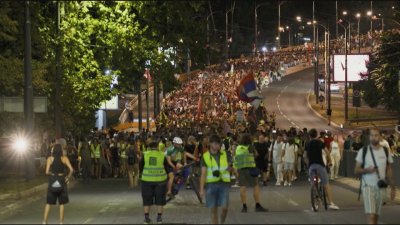 С протести в Сърбия отбелязаха 22 месеца от рухването на козирката на гарата в Нови Сад