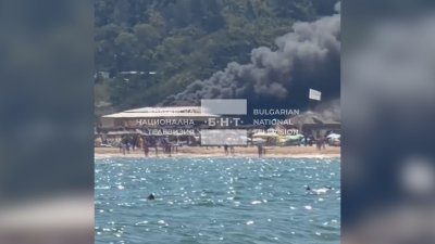 Пожар гори в ресторант на плаж "Каваците"