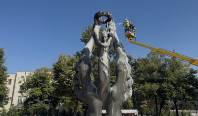 Измиха с шампоан с аромат на зелена ябълка Паметника на Съединението в Пловдив