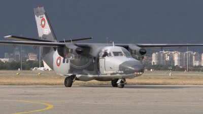 След 30 години във въздуха: Двама военни пилоти изпълниха последния си полет