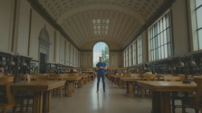 Смяна на върха в "Епъл": Тим Кук предава кормилото на Джон Търнъс