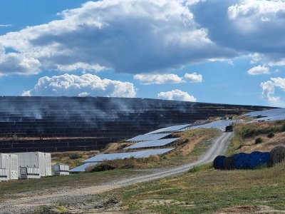 Пожар горя в района на фотоволтаичен парк близо до ТЕЦ "Бобов дол"