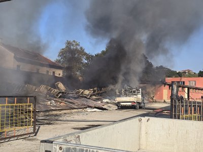 Пожар горя в складови и производствени помещения в Свищов